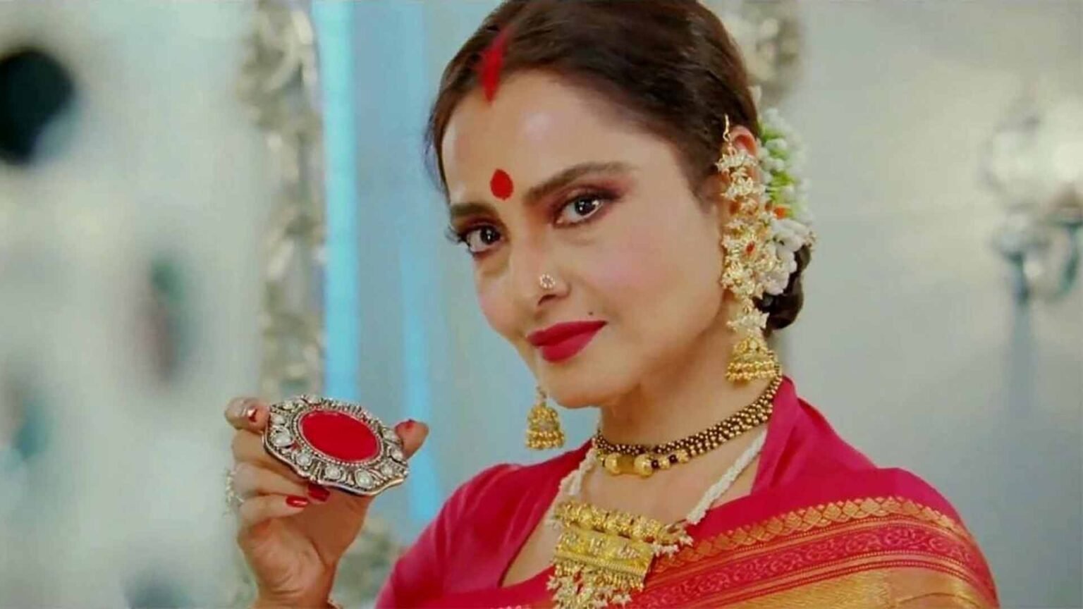 Rekha (Actress) Age, Height, Affairs, Husband, Family, Biography & More ...