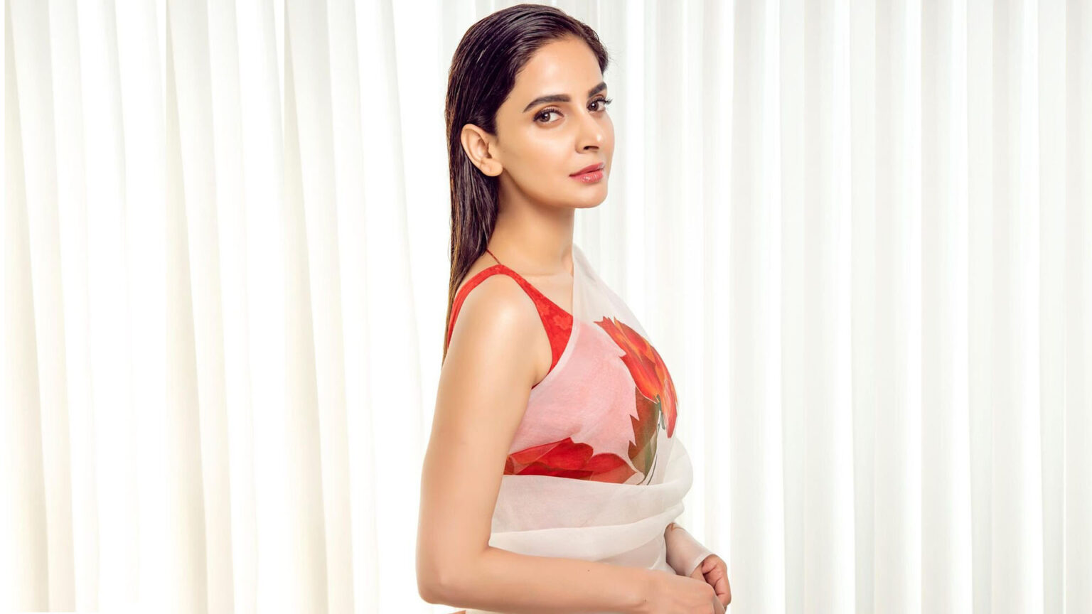 Saba Qamar Height, Weight, Age, Boyfriend, Family, Biography & More
